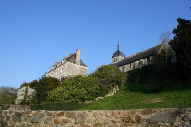 Denée_vue presbytère, église et remparts ©Commune de Denée